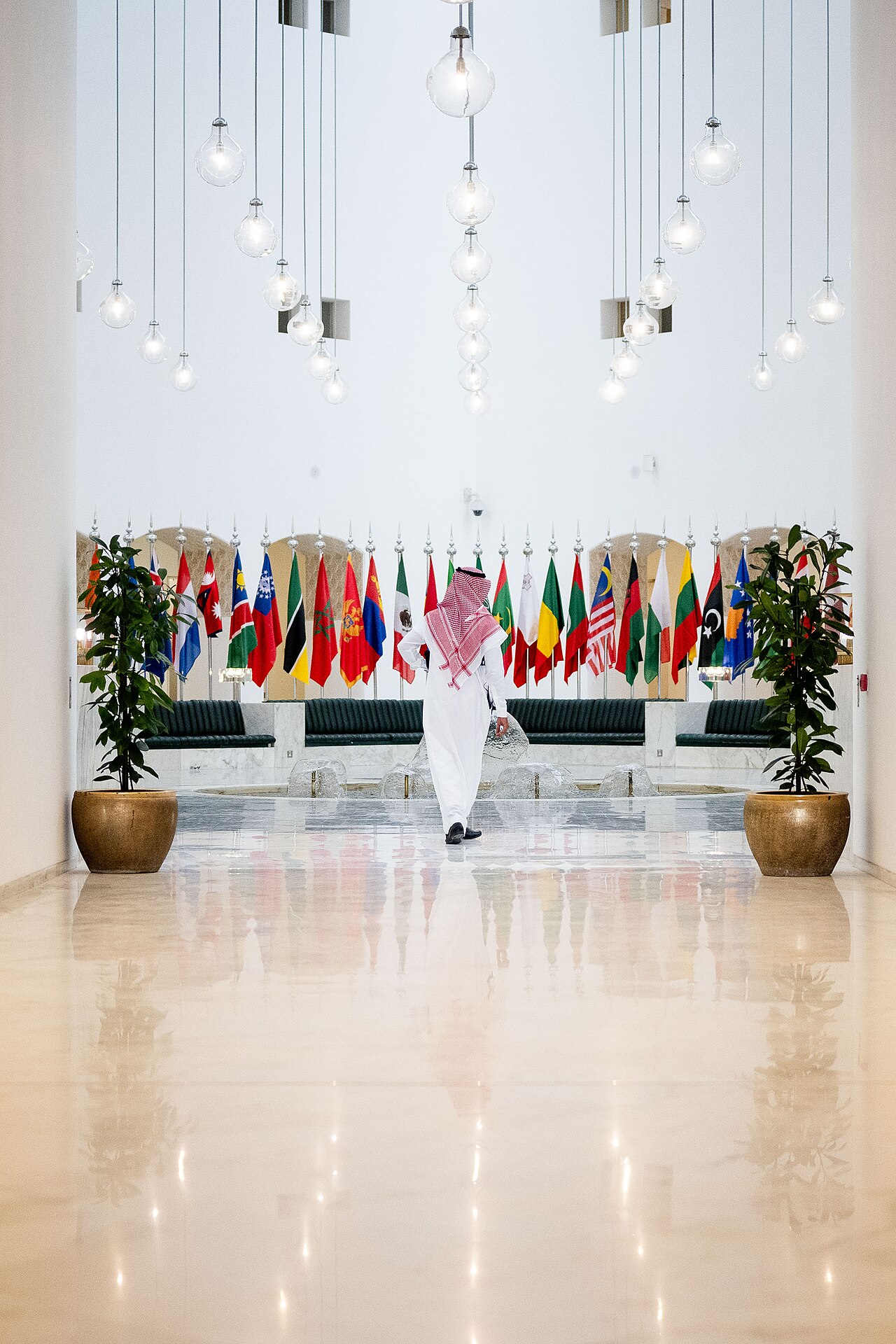 Security Crisis Grips Saudi Arabia as Aramco Staff Evacuate Amid Houthi Escalation